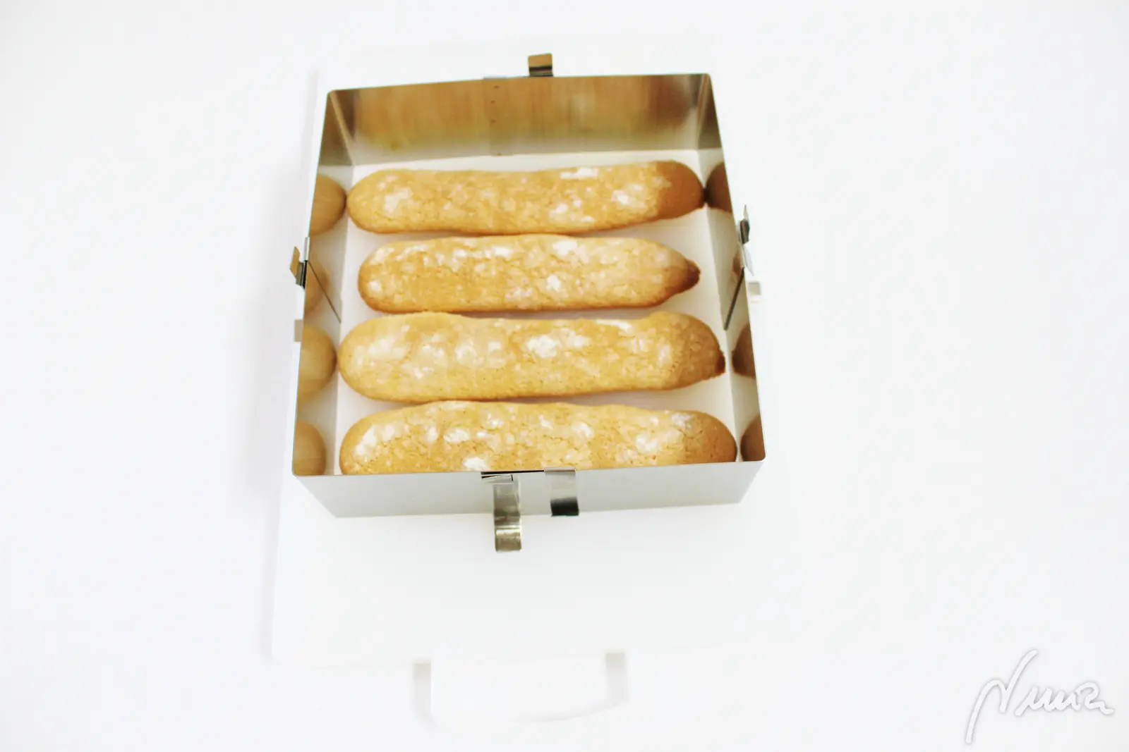 Tiramisú, paso 11: En un envase cuadrado o alargado de aluminio y sin base, colocar una capa de soletillas…