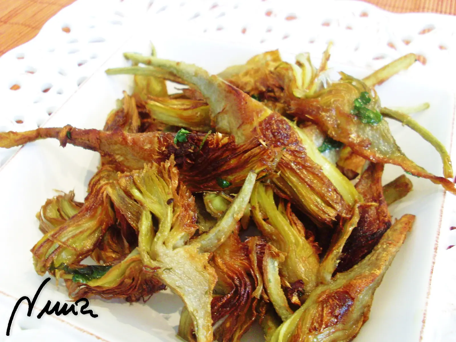 Alcachofas fritas, paso 8: Cortar con cuidado cada alcachofa, transversalmente, en cuatro trozos. -C-
