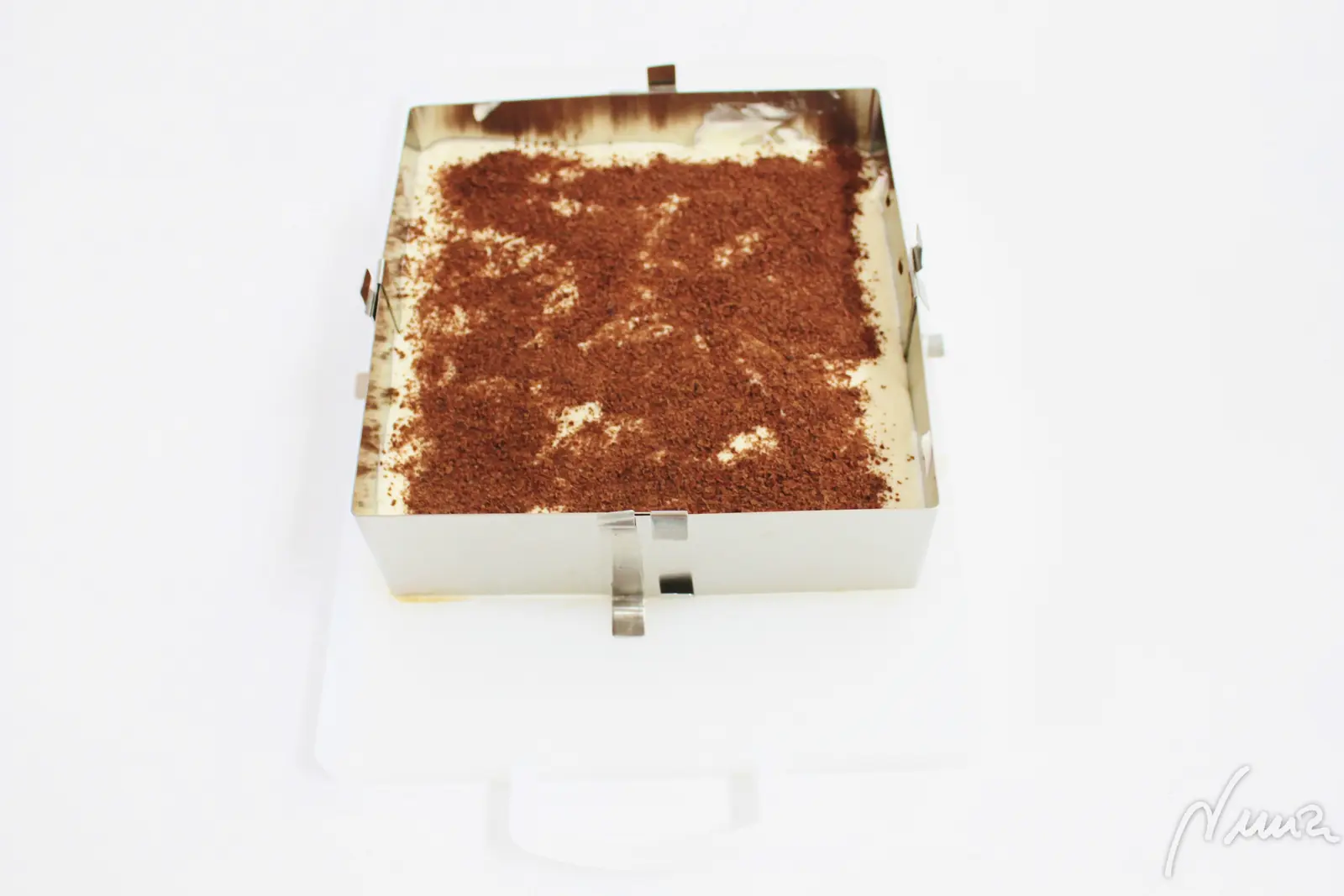Tiramisú, paso 14: Espolvorear por encima el chocolate negro rallado: