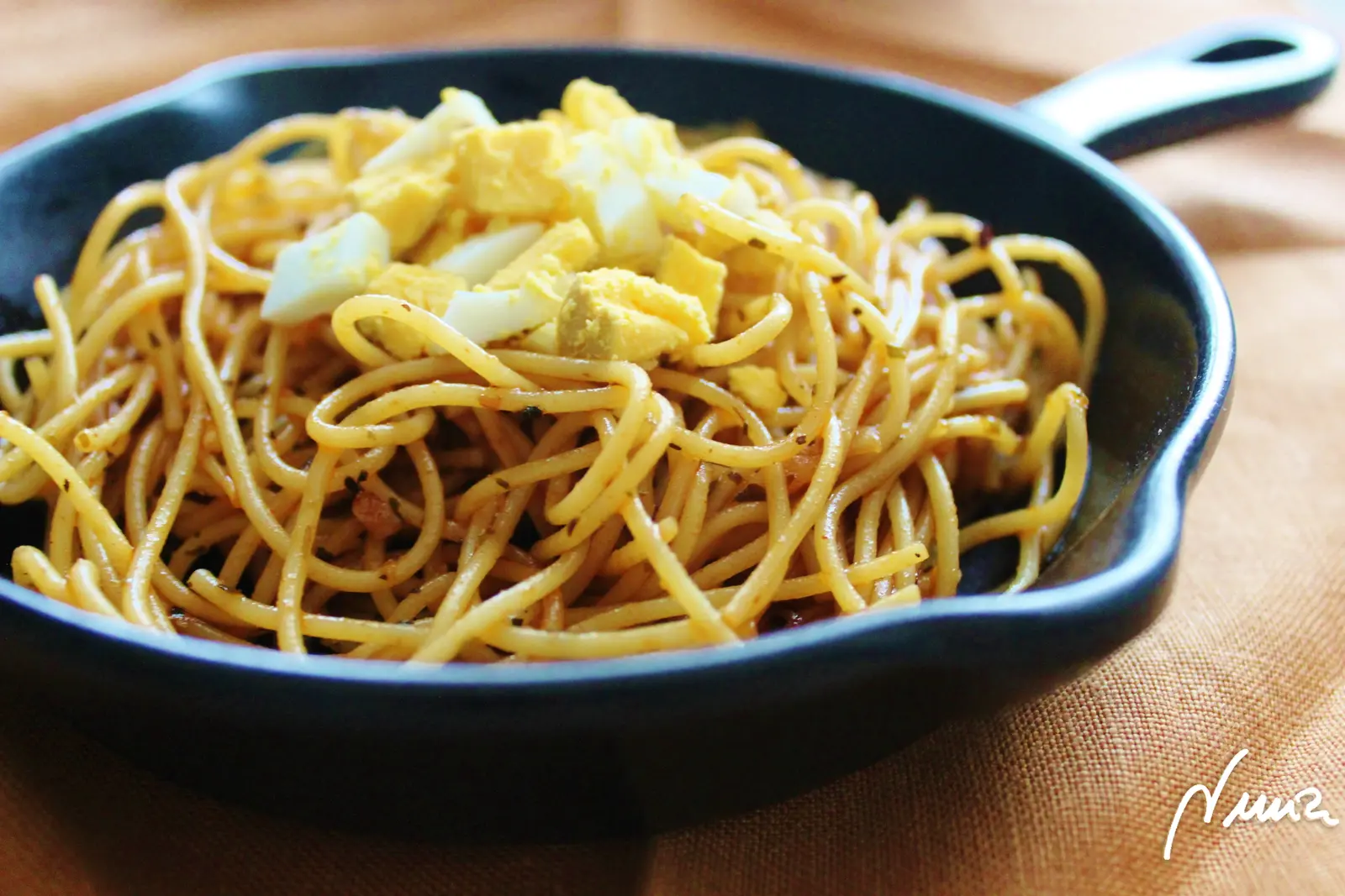 Spaguetis frescos, paso 3: Volcar la pasta sobre un colador para escurrir el agua y aderezar la pasta al gusto.