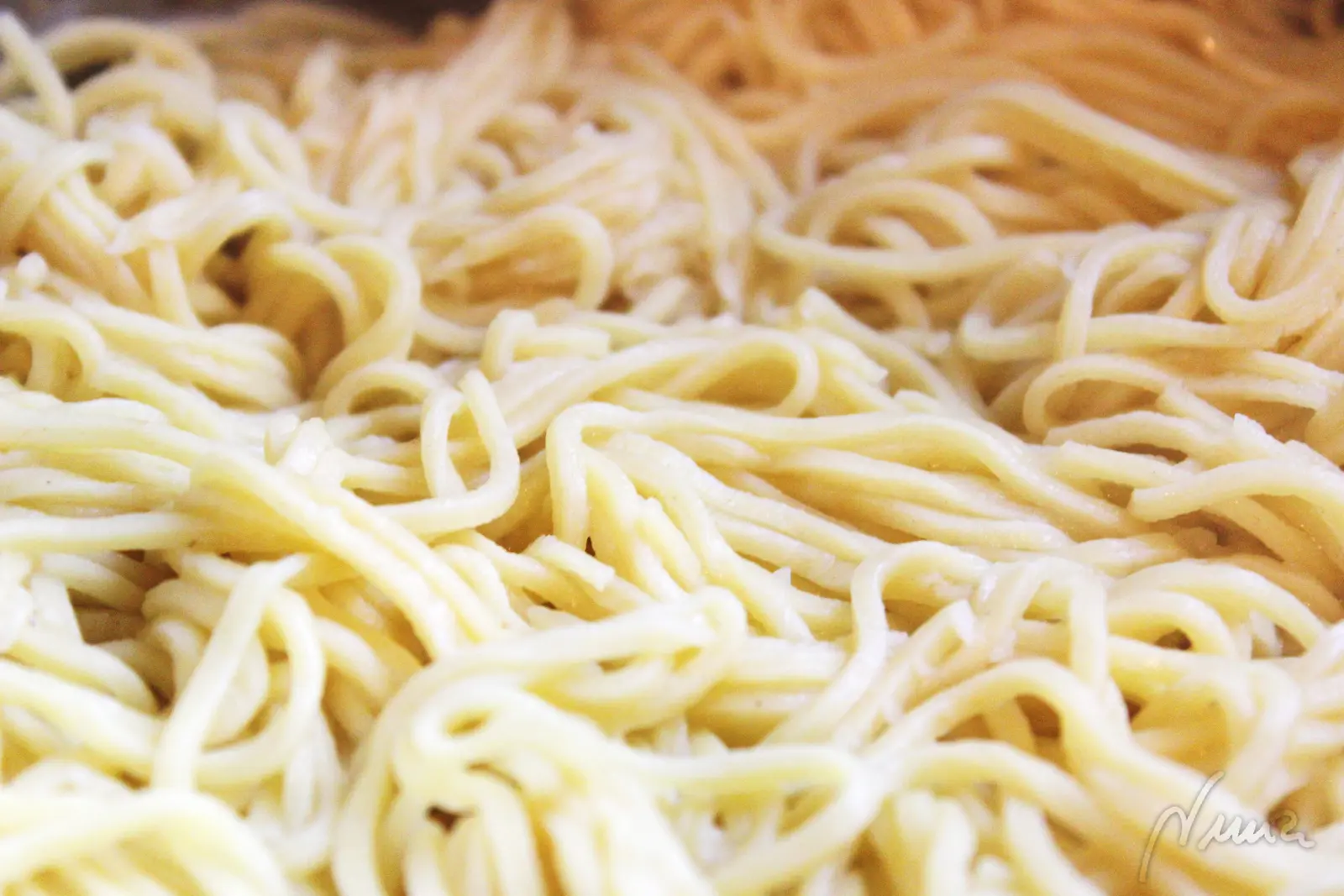 Spaguetis frescos, paso 3: Volcar la pasta sobre un colador para escurrir el agua y aderezar la pasta al gusto.