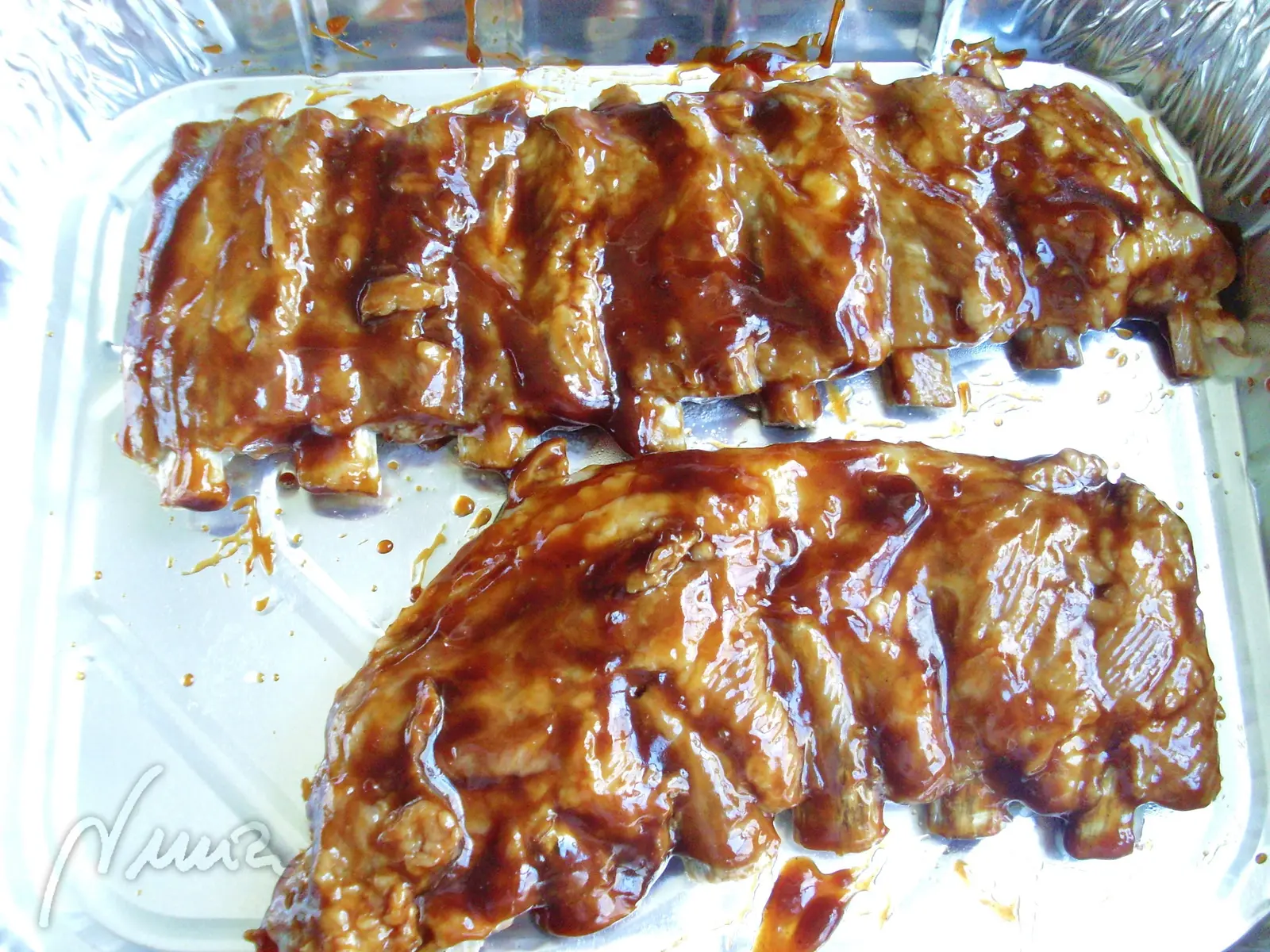 Costillar de cerdo en salsa barbacoa, paso 2: Escurrir el costillar, secarlo con papel cocina y colocarlo en bandeja de horno, que…