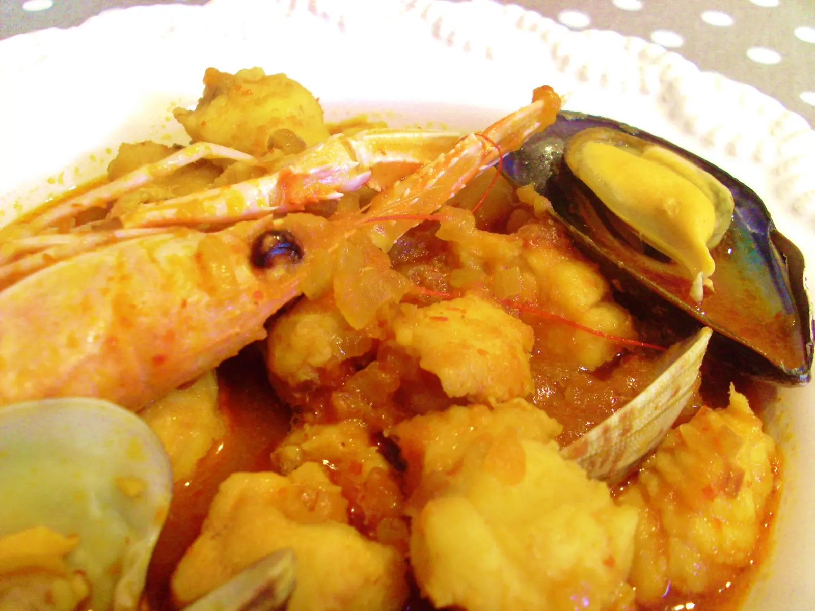Caldereta de pescado y marisco, paso 5: En una cazuela, de barro a ser posible, disponer el pescado y el marisco en capas…