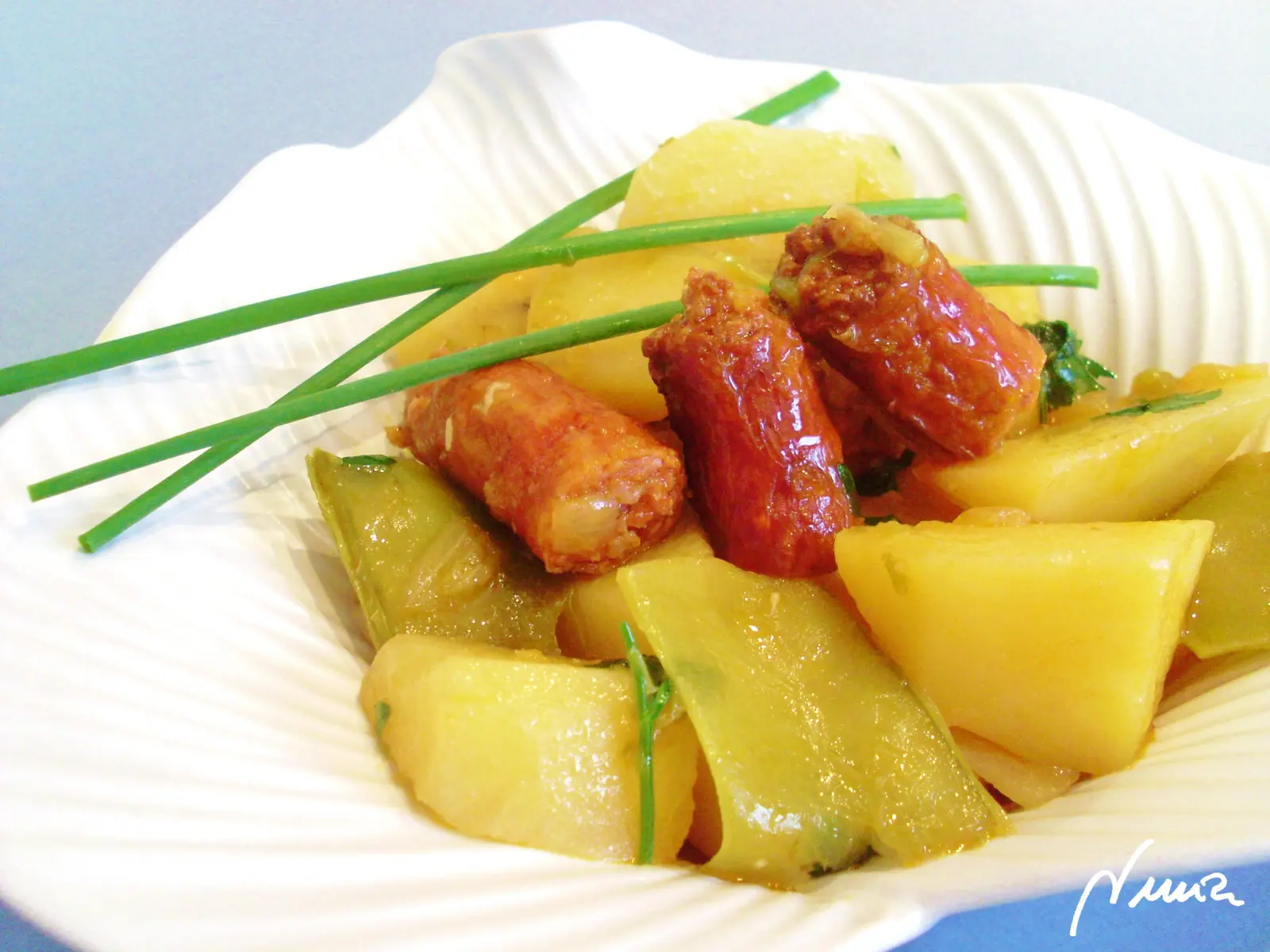 Patatas con chistorra y tirabeques, paso 13: En una sartén freír la chistorra en trozos hasta dorarlos bastante y añadir a la…