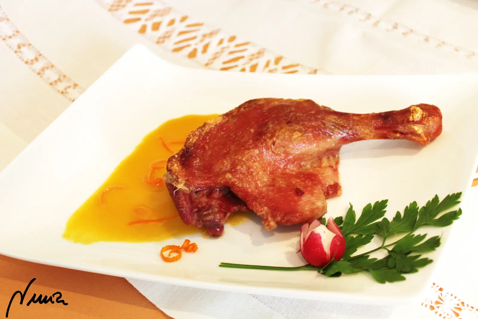 Confit de muslitos de pato mandarín-a, paso 13: Sacar del horno los muslitos de pato y servir acompañado de la salsa a un lado o por…