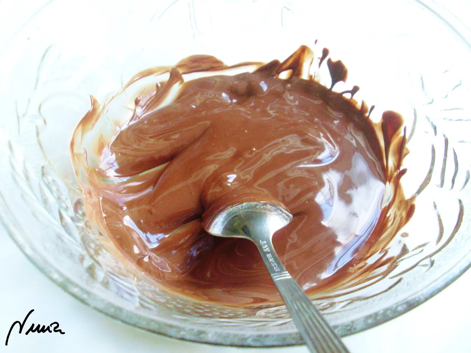 Crema de cacao con avellanas (Sutella), paso 8: Poner el chocolate en un bol y meterlo en el microondas en la función descongelar…