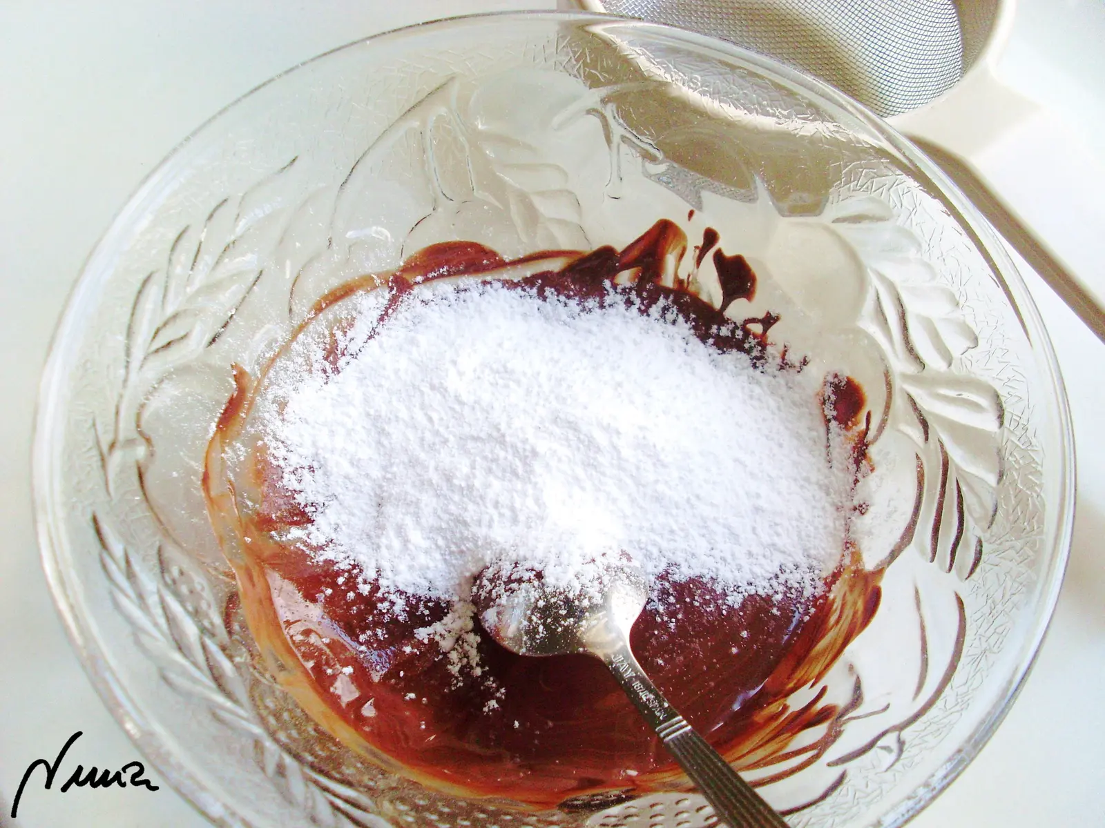 Crema de cacao con avellanas (Sutella), paso 9: Añadir el azúcar glas y remover.
