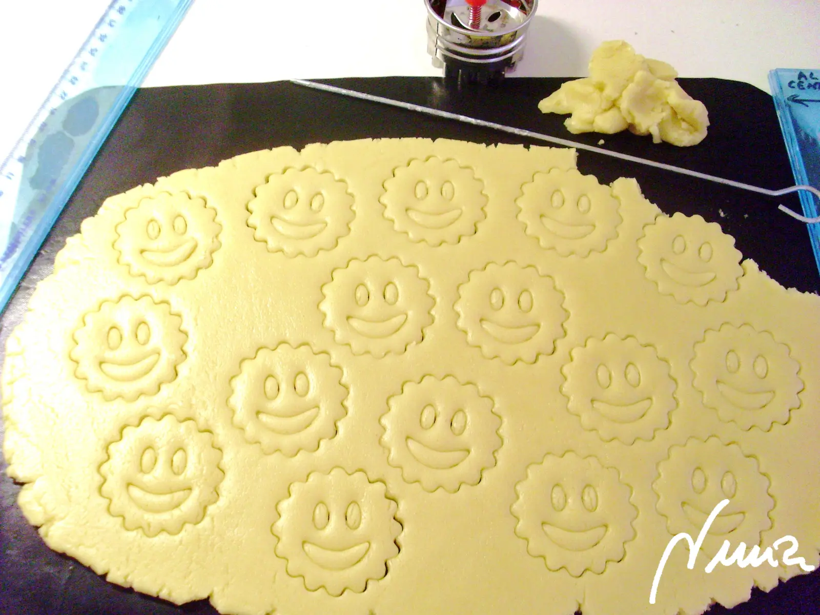 Galletas rellenas de crema de cacao con avellanas, paso 7: Aplanar con el rodillo la mitad de la masa entre los 2 niveles, procurando que el…