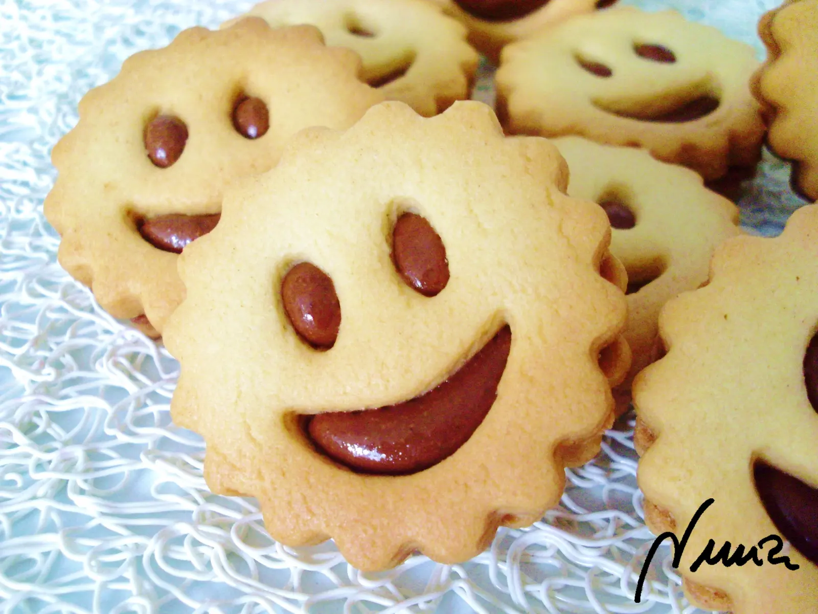 Galletas rellenas de crema de cacao con avellanas, paso 17: Colocar la galleta de carita encima y presionar ligeramente.