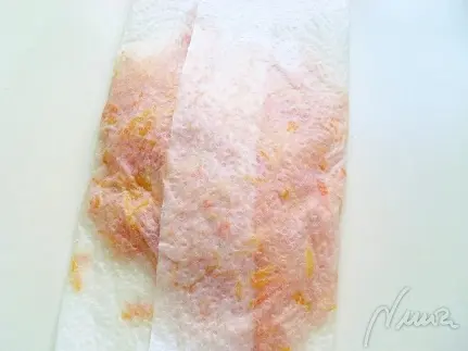 Mermelada de naranja amarga de Sevilla (Jalea), paso 6: Colocar dichas virutas de cáscaras en papel de cocina humedecido, bien tapado para que…