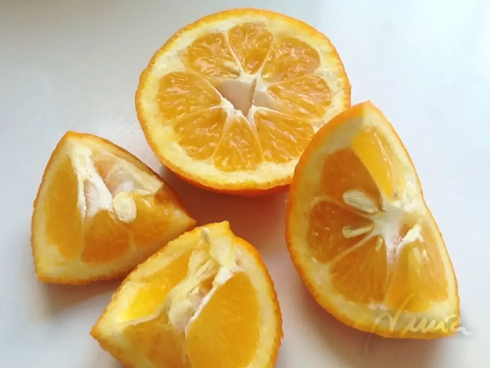 Mermelada de naranja amarga de Sevilla (Jalea), paso 1: Trocear las naranjas incluidos los pipos y su cáscara.