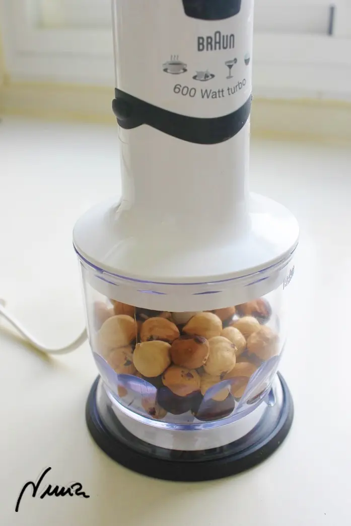 Crema de cacao con avellanas (Sutella), paso 6: Poner las avellanas en un robot de cocina o una batidora potente y triturar hasta…