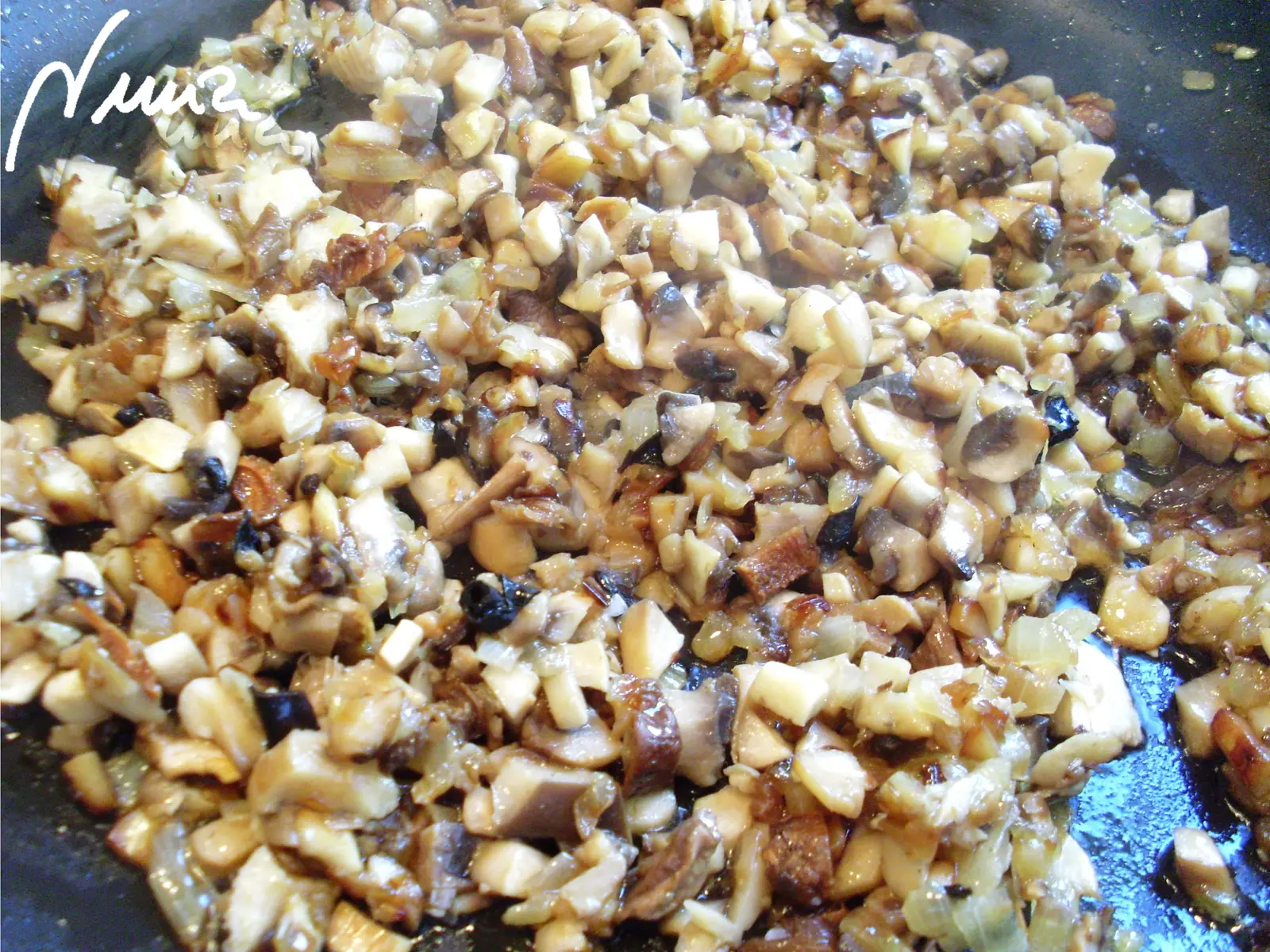Arroz meloso con setas (risotto con setas), paso 11: Freír unos minutos removiendo constantemente hasta que se consuma el caldillo que…