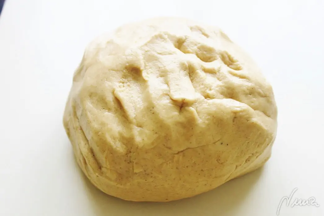 Galletas de taza, paso 3: Añadir la margarina troceada, mezclarlo bien y amasar sobre la mesa hasta homogeneizar.