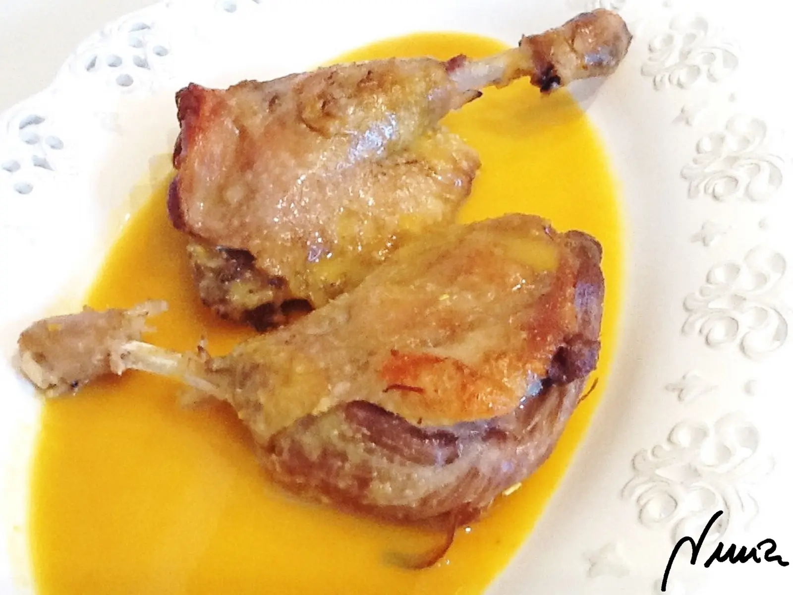 Pato a la naranja, paso 9: Salpimentar los muslos de pato y colocarlos en una fuente apta para horno y hornear…