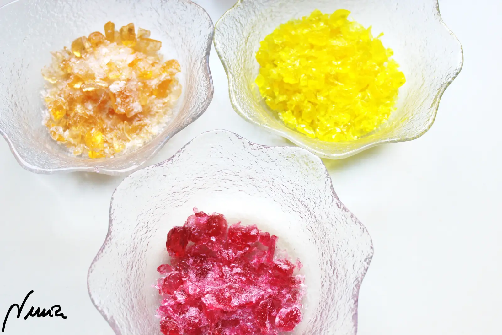 Galletas de cristal, paso 4: Mientras tanto picar un poco los caramelos por colores. He utilizado un cascanueces: