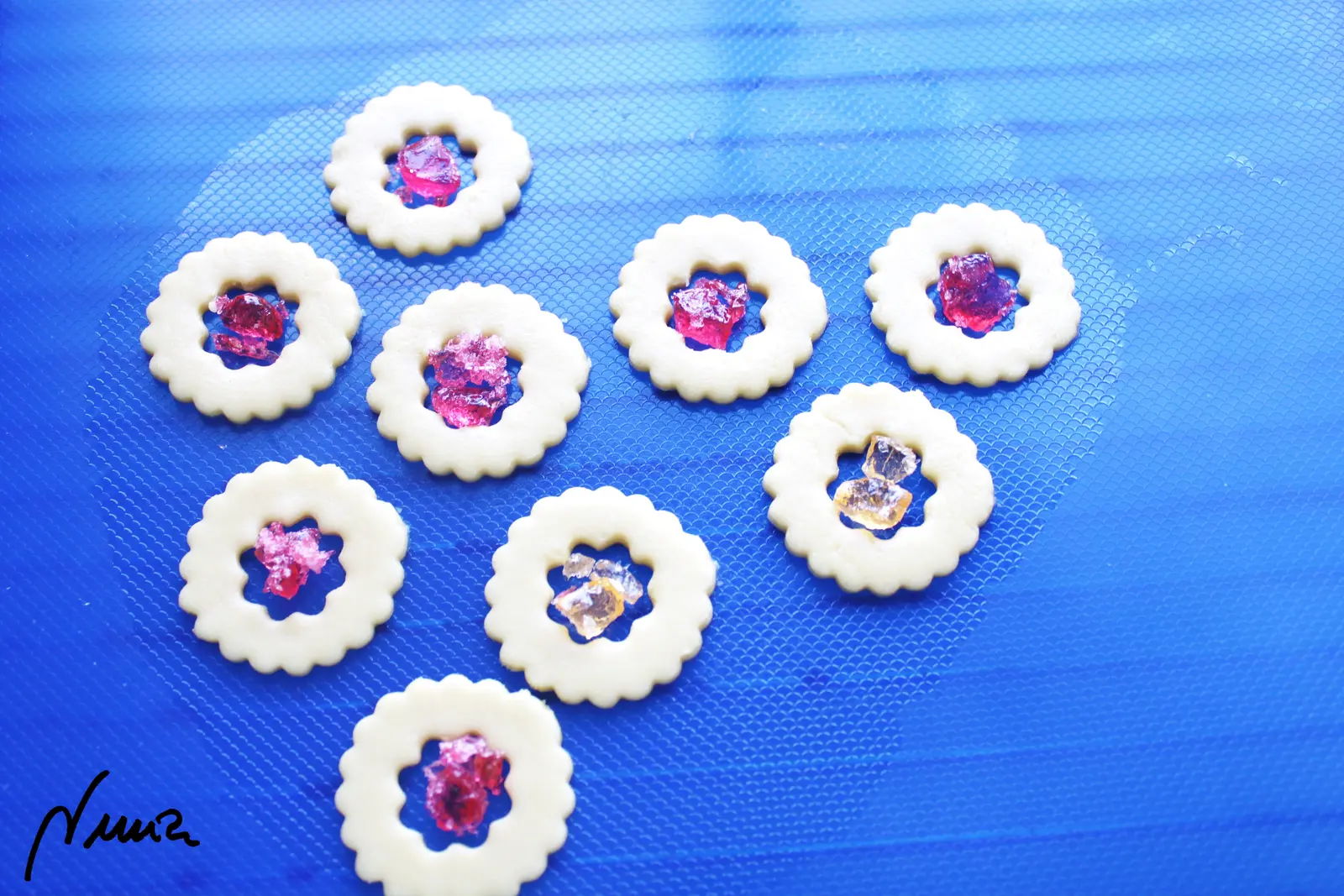 Galletas de cristal, paso 9: En el centro del hueco de las galletas colocar los trocitos de caramelo. Lo justo, para…