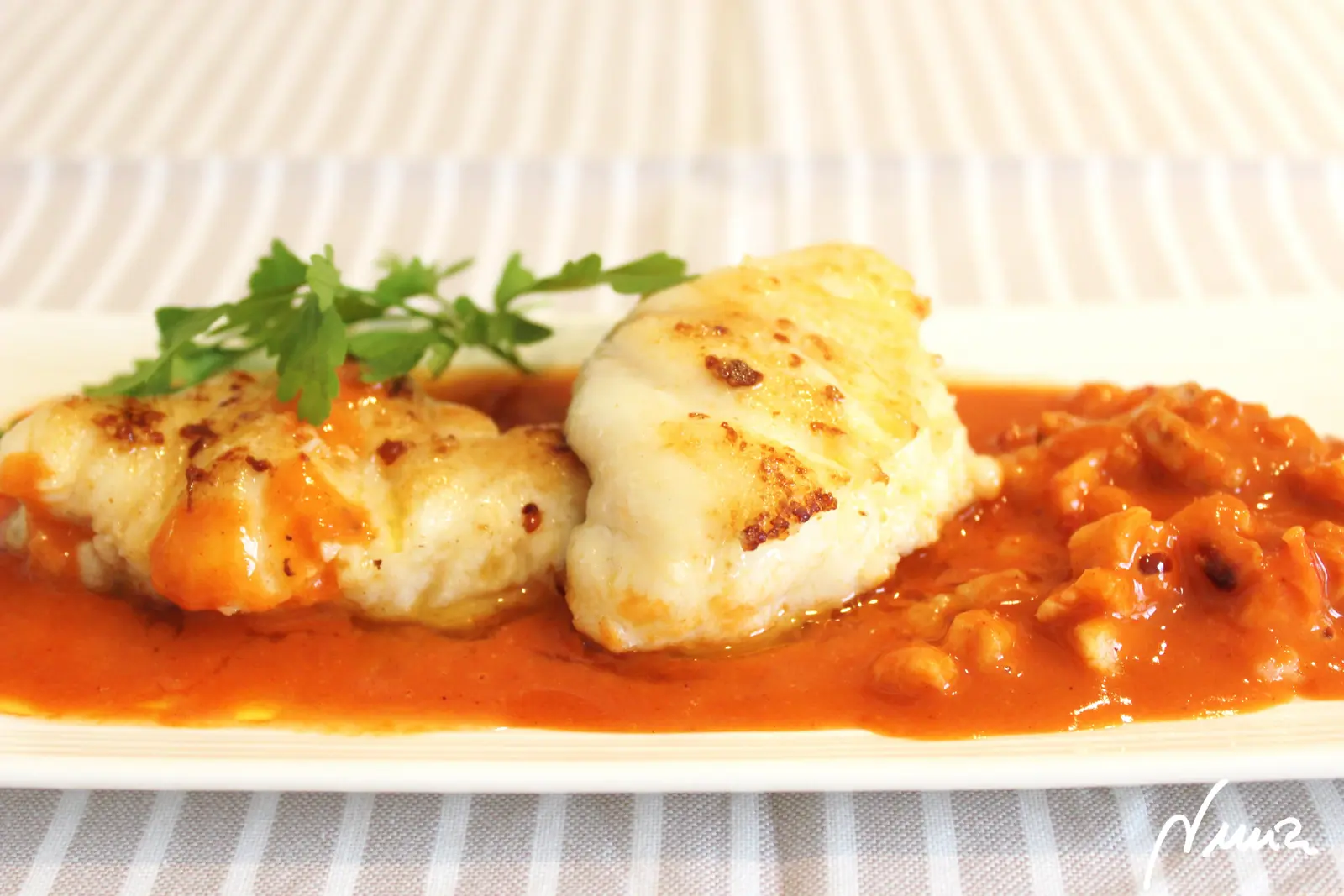 Rape con salsa de marisco, paso 15: Se puede adornar con perejil frito.