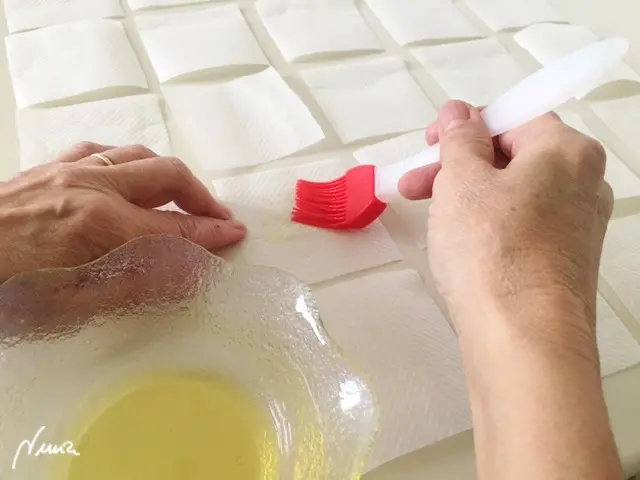 Sakuskiyas, paso 4: Mientras se enfría la masa, colocar sobre la mesa los cuadrados de papel.