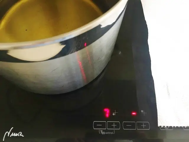 Sakuskiyas, paso 8: Calentar el aceite de oliva suave en un cazo no muy grande, y con la cantidad suficiente…