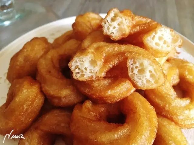 Sakuskiyas, paso 12: Colocar las sakuskiyas en una fuente y comerlas antes de que pasen 2 horas, pues estarán…