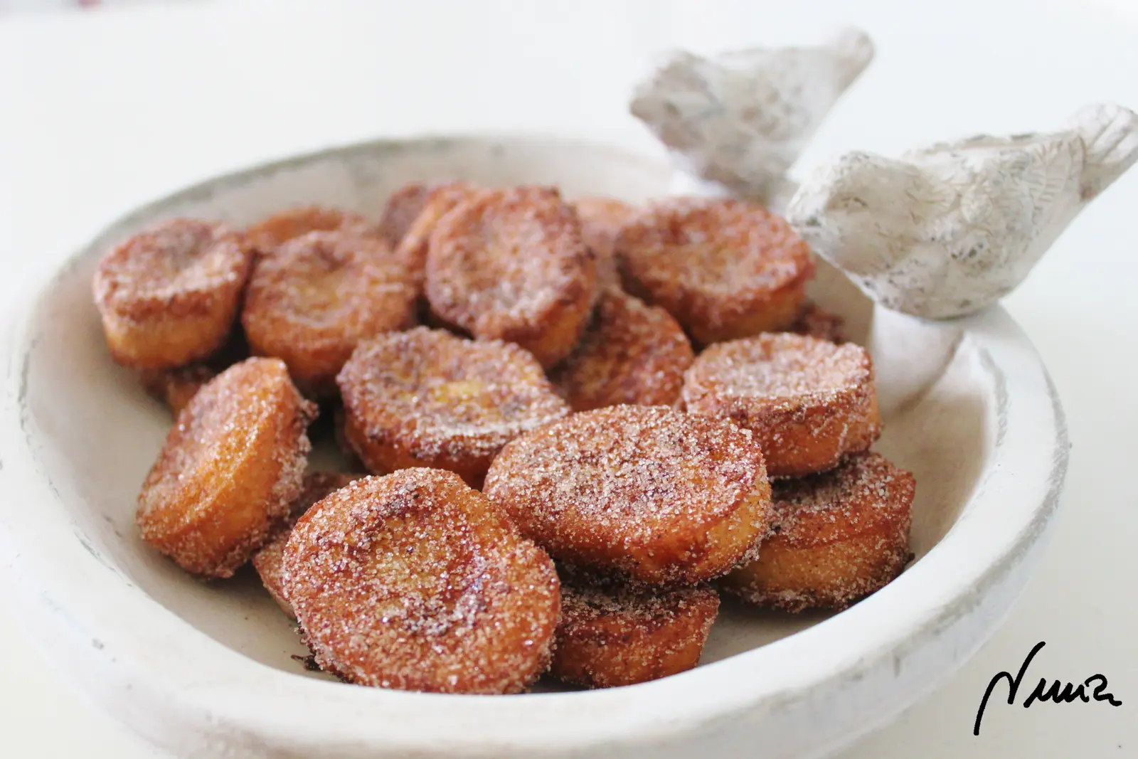 Torrijas mini tradicionales de pan casero, paso 14: * Como dije arriba, no suelo dejar el pan ni medio segundo en la leche, pues nada más…