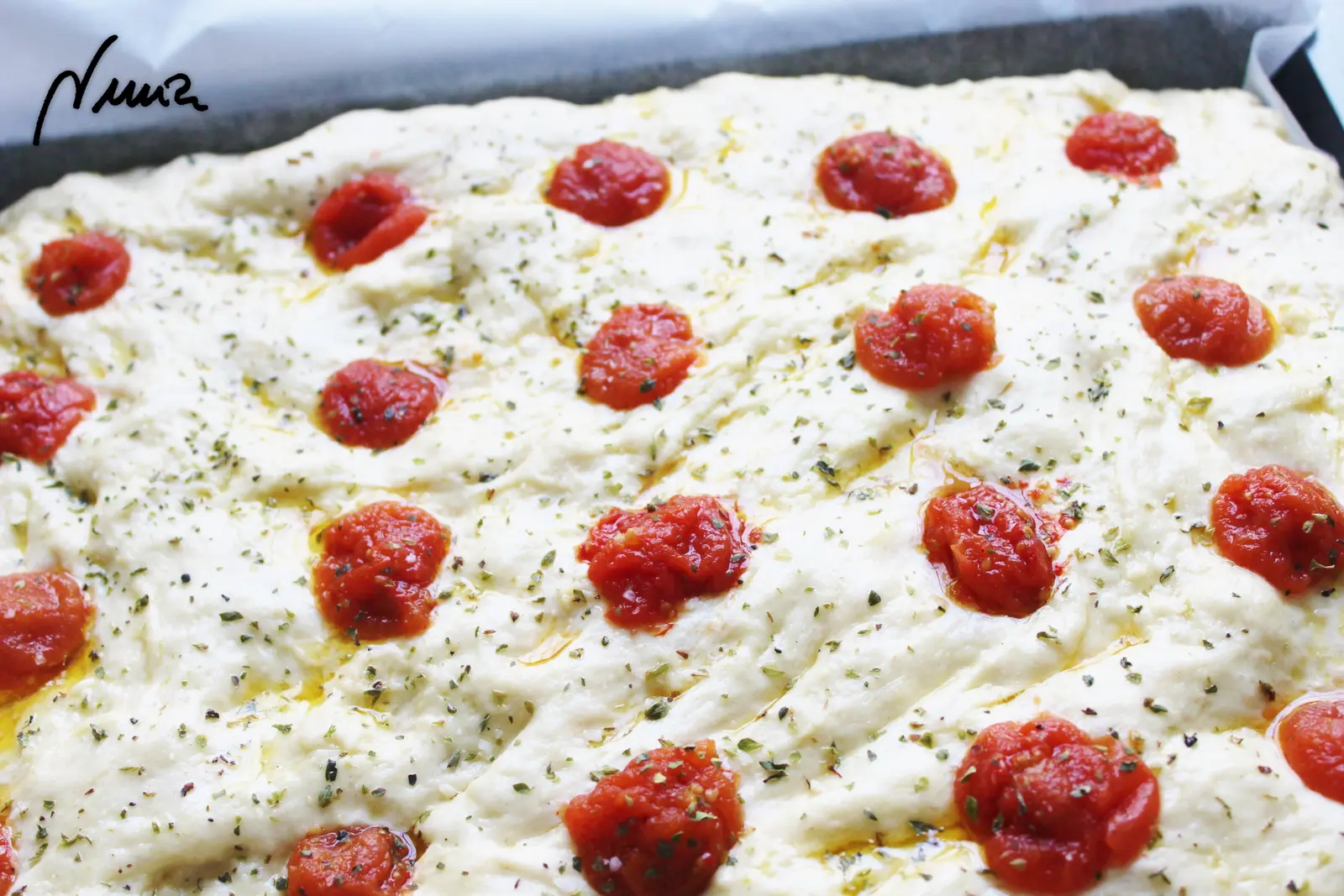 Focaccia con tomatitos cherry y orégano, paso 6: Distribuir los tomates confitados y espolvorear el orégano: