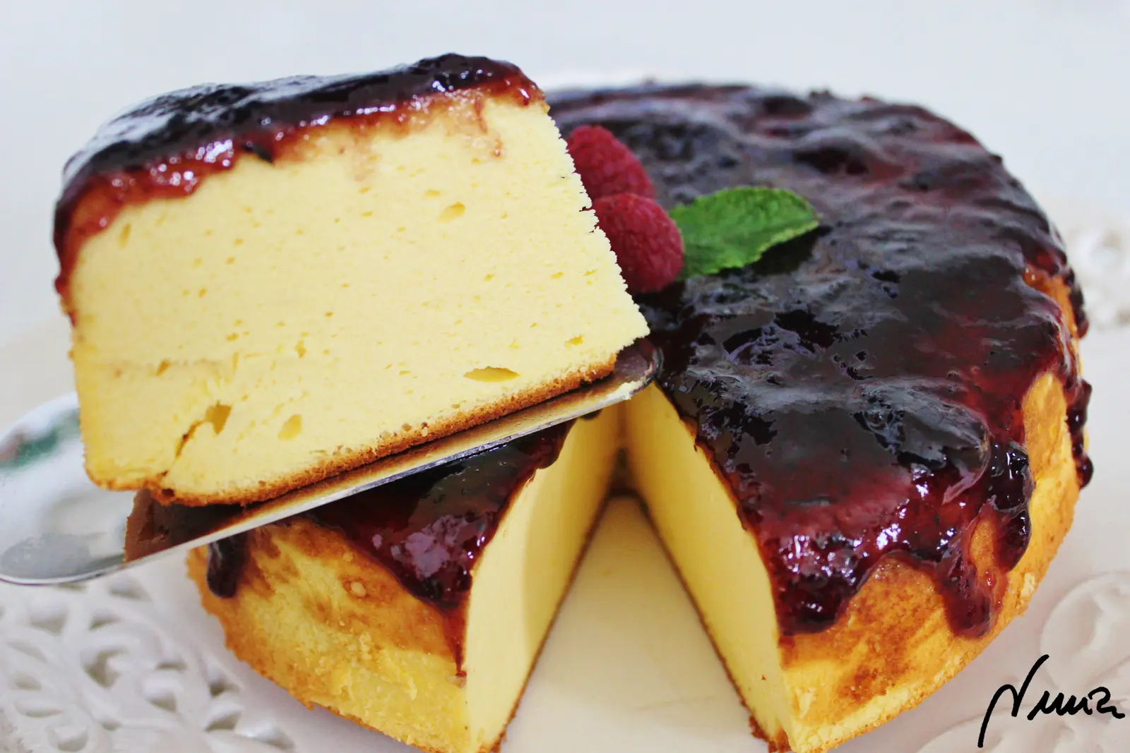 Tarta de requesón, paso 10: Untar la superficie superior con la cobertura que más guste.