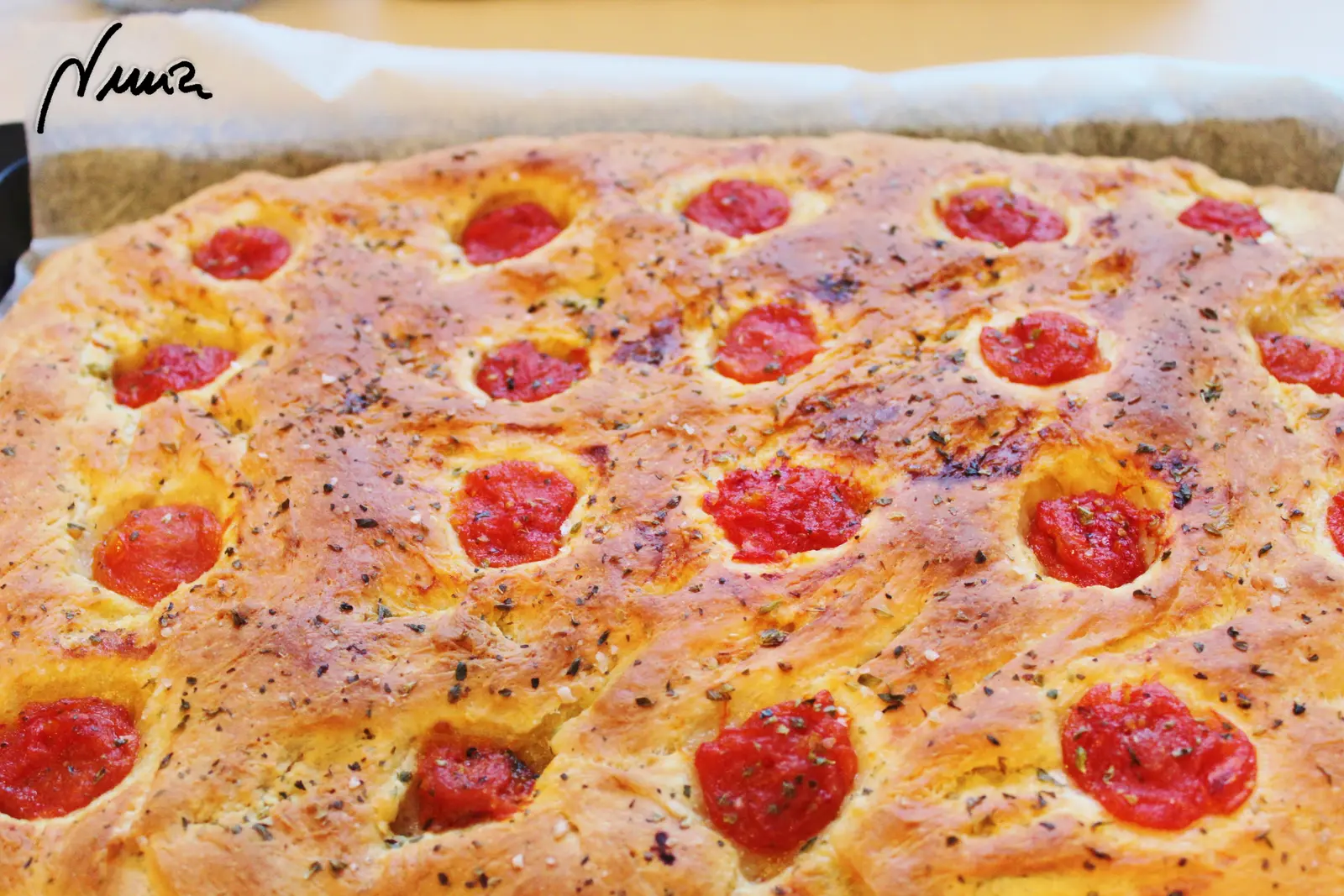 Focaccia con tomatitos cherry y orégano, paso 10: Hornear la focaccia hasta que la superficie esté uniformemente dorada, unos 20 minutos…