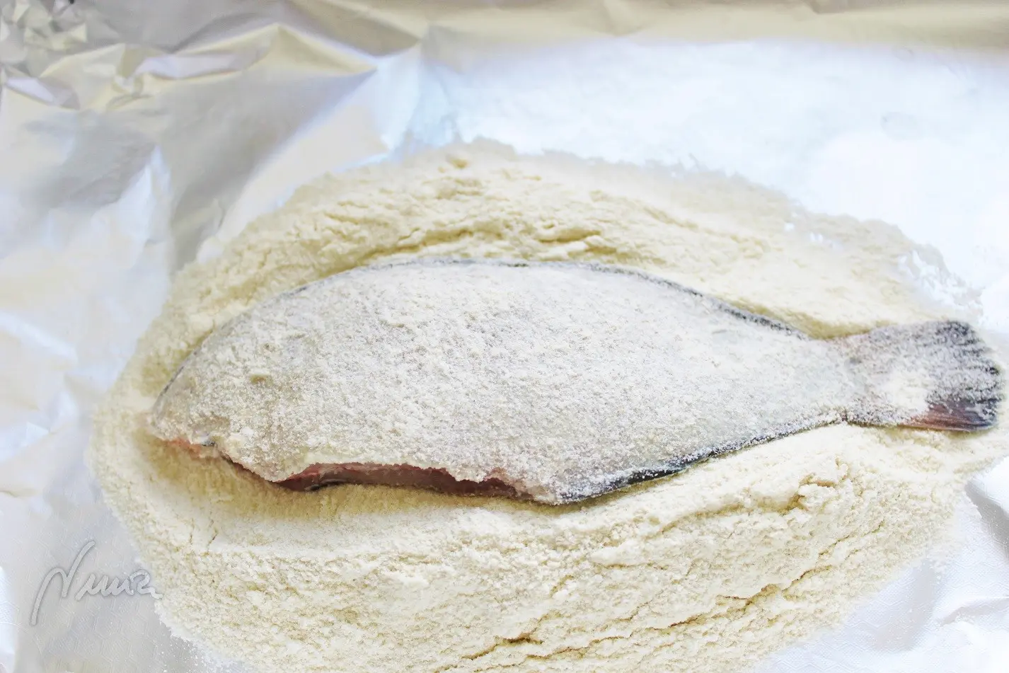 Acedías fritas, paso 4: Enharinar por ambas caras, sacudiendo un poco antes de freír.