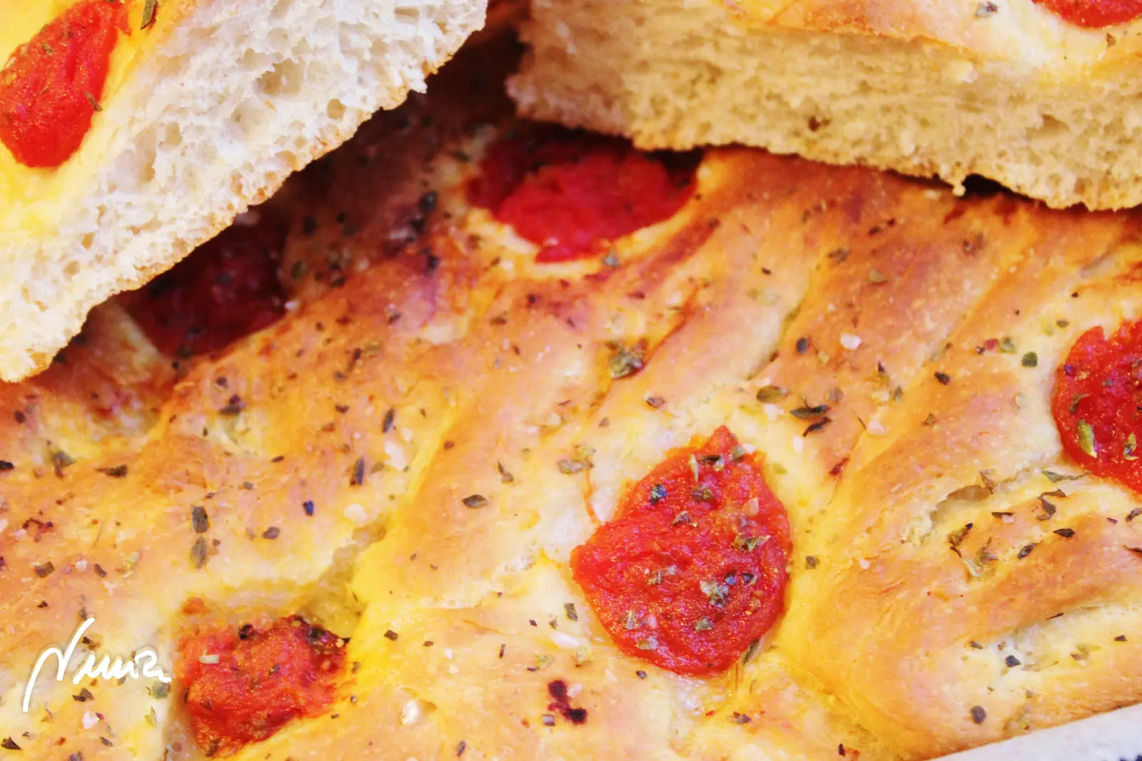 Focaccia con tomatitos cherry y orégano, paso 10: Hornear la focaccia hasta que la superficie esté uniformemente dorada, unos 20 minutos…