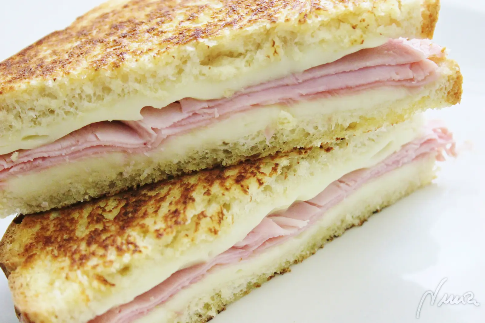 Sándwich de jamón y queso, paso 7: Deslizar la espátula por debajo del pan y ayudando con un tenedor, darle la vuelta al…
