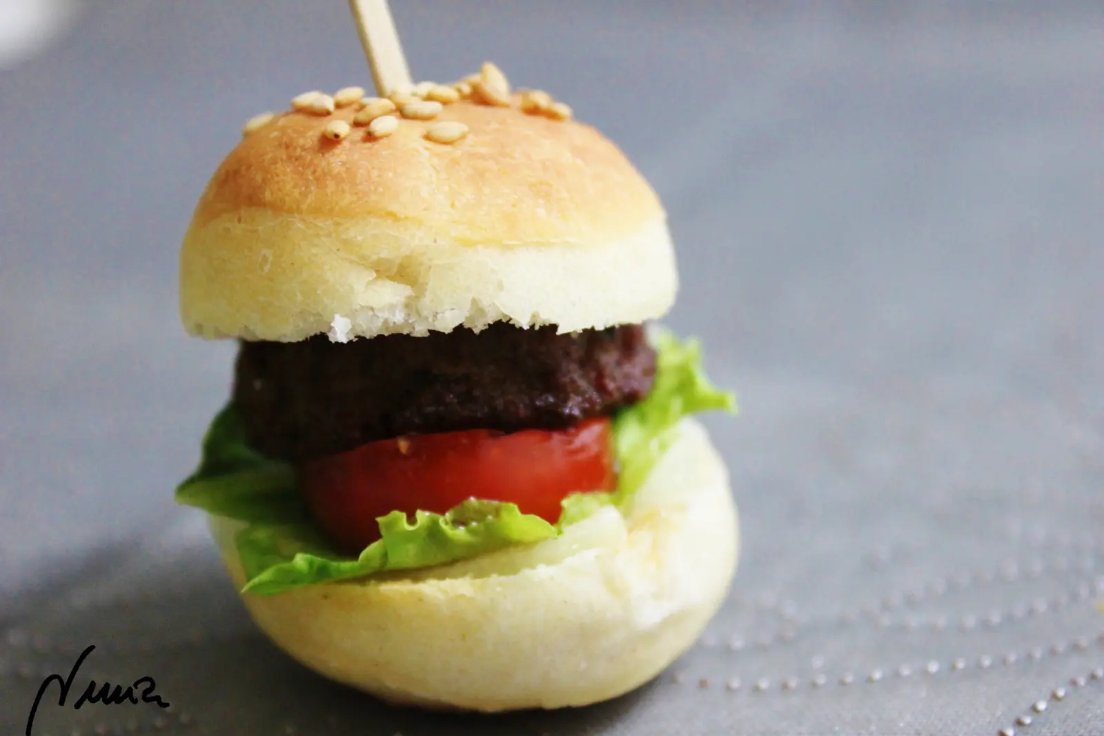 Hamburguesas mini de ternera, paso 7: Colocar la tapa de pan encima, presionando un poco.