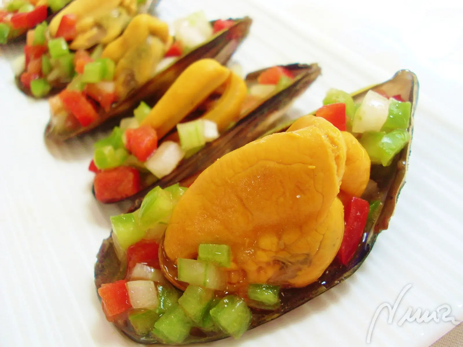 Mejillones en vinagreta, paso 2: Con una cucharilla colocar un poco de vinagreta de verduras alrededor y por debajo de…