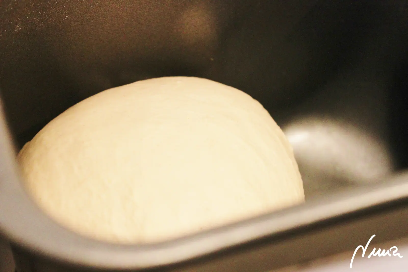 Pan para hamburguesas (adaptado a La Cocinera), paso 3: Hacer un hueco en el centro de la harina y echar la levadura seca.
