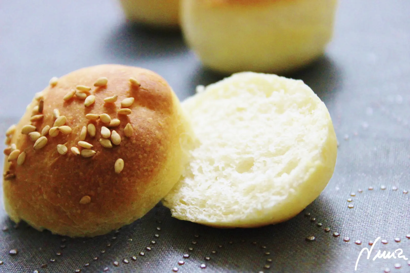 Pan para hamburguesas (adaptado a La Cocinera), paso 15: Sacar la bandeja, y pasados unos segundos mover los panecillos para despegarlos…