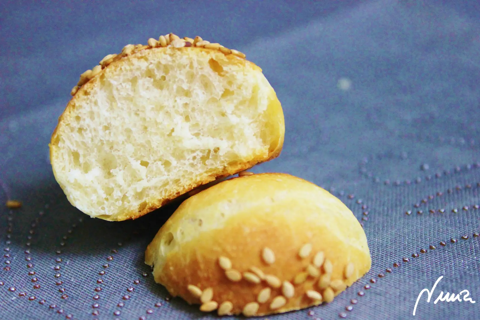 Pan para hamburguesas (adaptado a La Cocinera), paso 15: Sacar la bandeja, y pasados unos segundos mover los panecillos para despegarlos…