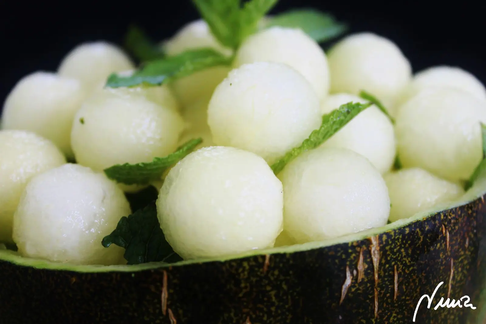 Melón con hierbabuena, paso 5: Añadir las hojas de hierbabuena y remover.