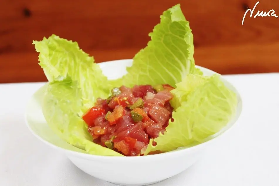 Tartar de atún, paso 10: Presentar sobre las hojas de lechuga.