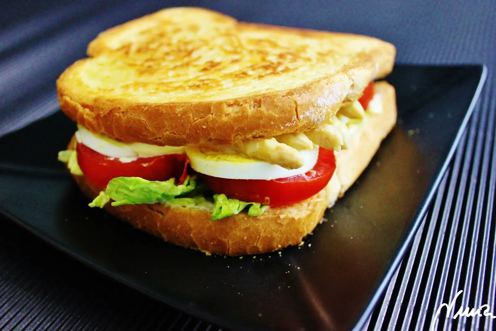 Sándwich vegetal, paso 12: Colocar la otra rebanada de pan con la cara tostada hacia arriba, presionando un poco.