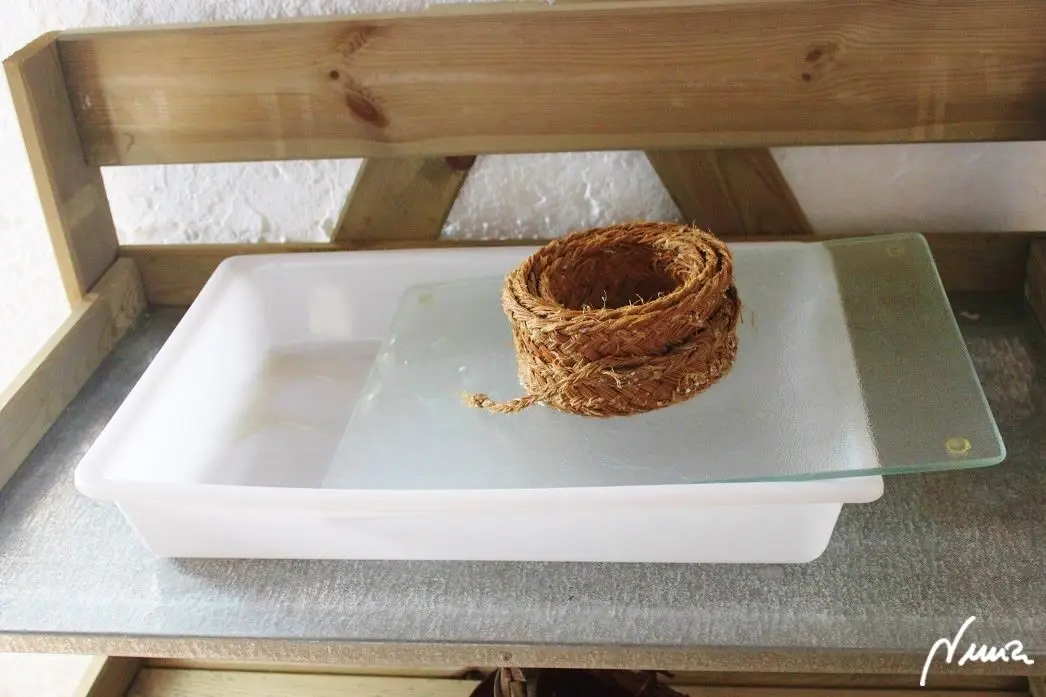 Queso fresco de vaca, casero, proceso paso a paso, paso 12: Colocar el cincho enrollado sobre la tabla grande e inclinarla un poco sobre el…