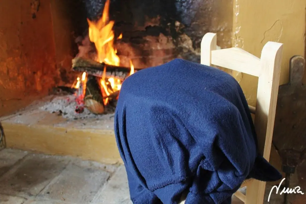 Queso fresco de vaca, casero, proceso paso a paso, paso 6: Colocar la tapadera en el caldero, cubrirlo con una manta y dejar reposar en lugar…