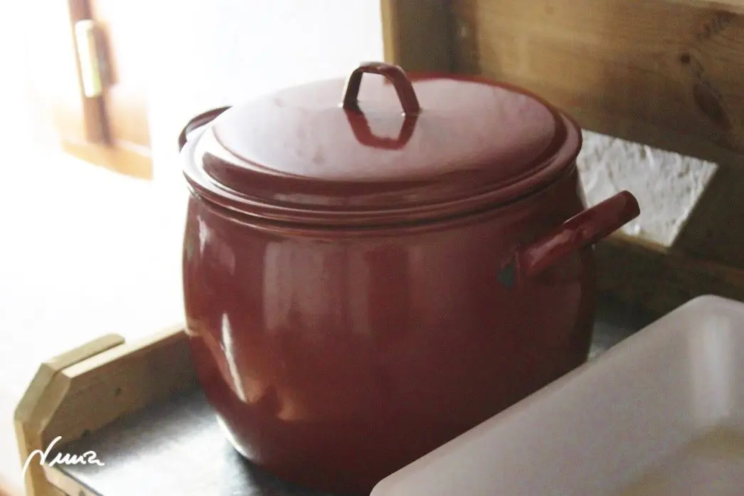 Queso fresco de vaca, casero, proceso paso a paso, paso 13: Colocar el caldero al lado de la tabla inclinada sobre el recipiente: