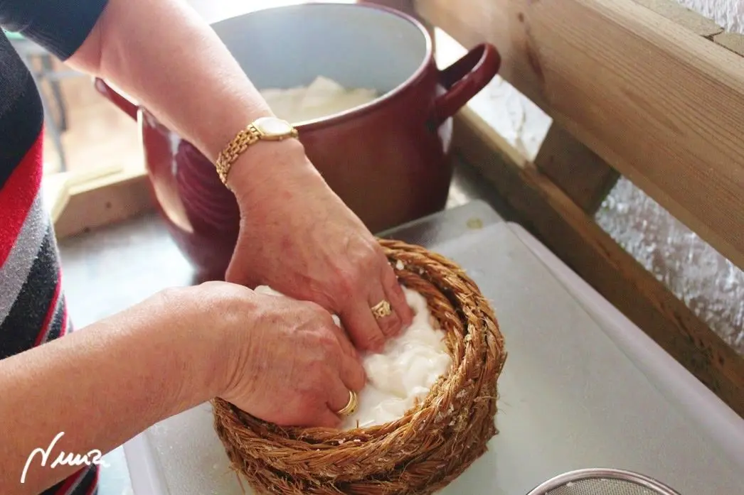 Queso fresco de vaca, casero, proceso paso a paso, paso 18: Presionar bien con los dedos hasta el fondo: