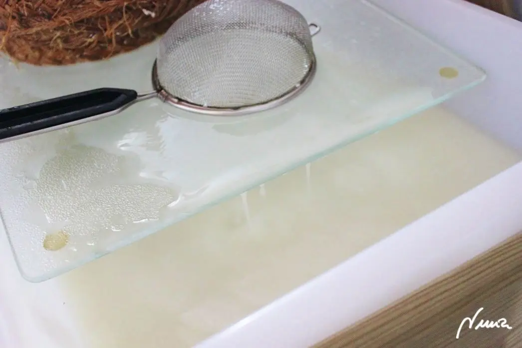 Queso fresco de vaca, casero, proceso paso a paso, paso 19: Luego presionar con los nudillos y dedos para que siga escurriendo el suero por el…