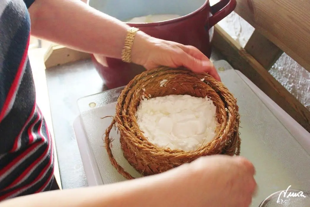 Queso fresco de vaca, casero, proceso paso a paso, paso 20: Si fuese necesario, reajustar el hueco del cincho, abriéndolo o cerrándolo, según la…