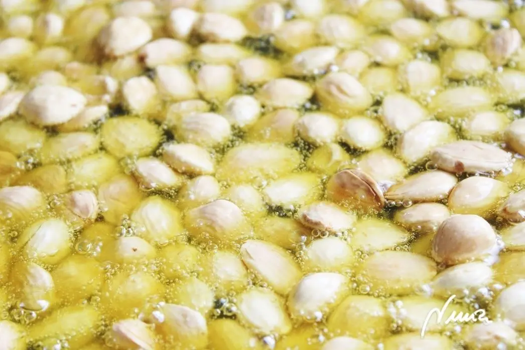 Almendras fritas, paso 2: Echar las almendras, mejor en monocapa, solo que cubran el fondo, es decir, no echar…