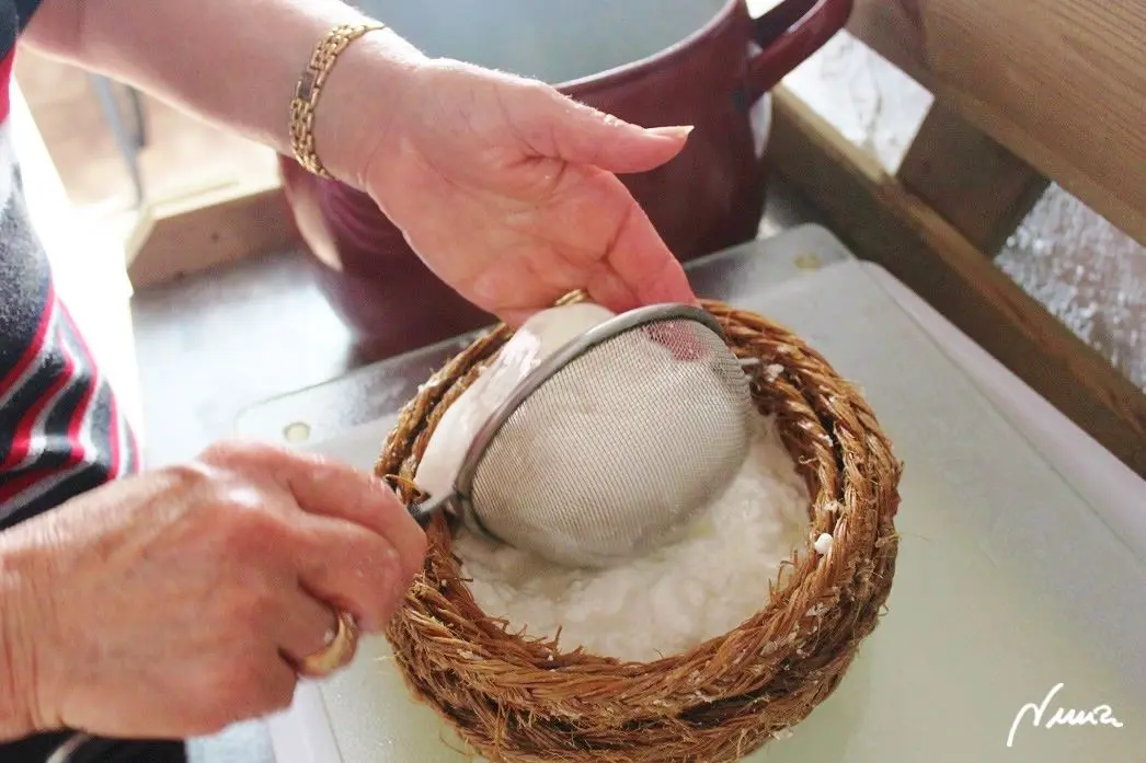 Queso fresco de vaca, casero, proceso paso a paso, paso 21: Volver a echar más leche cuajada: