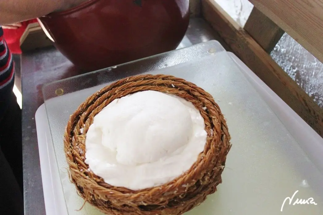 Queso fresco de vaca, casero, proceso paso a paso, paso 25: Seguir apretando el cuajo, para evitar los ojos interiores del queso: