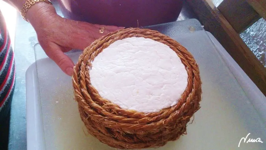Queso fresco de vaca, casero, proceso paso a paso, paso 26: Volver a reajustar el espacio del cincho y atarlo bien en contorno: